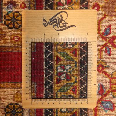 حدود نه متری دستباف قشقایی شیرازی نقشه کف ساده کتیبه دار پشم دستریس رنگ گیاهی
