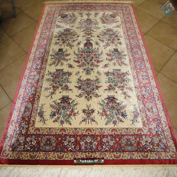 قالیچه دستباف تمام ابریشم قم طرح گلدانی دسته گلی تولیدی روزگرد - Image 2