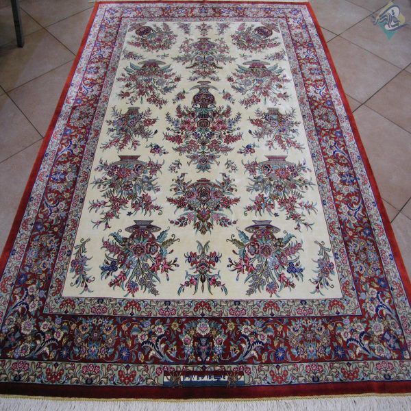 قالیچه دستباف تمام ابریشم قم نقشه دسته گلی تولیدی روزگرد - Image 3