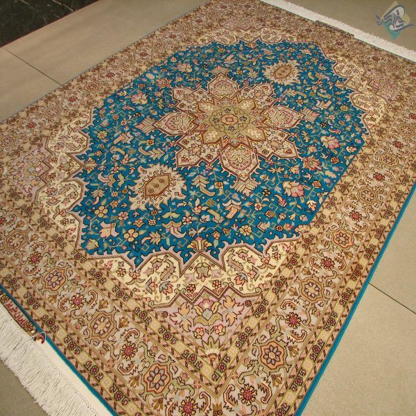 قالیچه دستباف تبریز طرح هریس گل ابریشم پنجاه رج رنگ خاص - Image 2