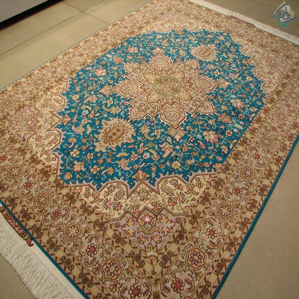 قالیچه دستباف تبریز طرح هریس گل ابریشم پنجاه رج رنگ خاص - Image 3