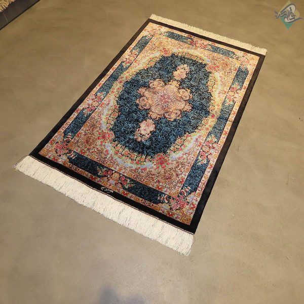ذرع و نیم دستباف تمام ابریشم قم طرح جدید گلزار قالیکده هشتاد رج - Image 5