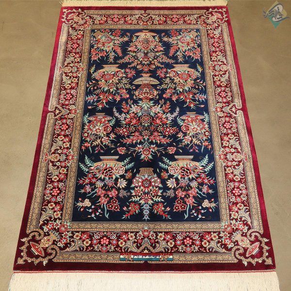 ذرع و نیم دستباف تمام ابریشم قم طرح گلدانی دسته گلی روزگرد هشتاد رج - Image 2