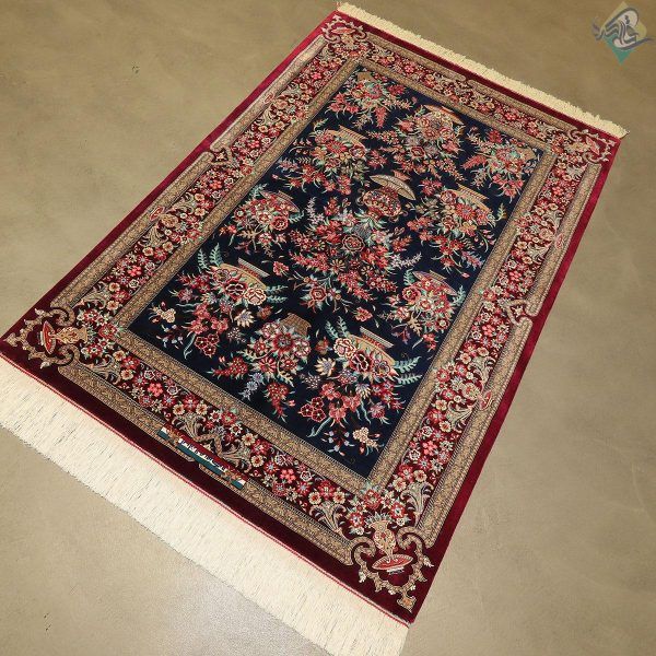 ذرع و نیم دستباف تمام ابریشم قم طرح گلدانی دسته گلی روزگرد هشتاد رج - Image 5