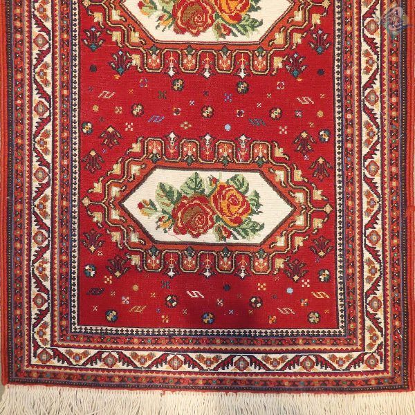 رانرگلیم سوزنی دستباف سیرجان طرح کتیبه ای گل فرنگ رنگ گیاهی - Image 3